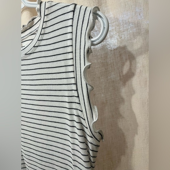 Ribbed white and black striped shirt, ruffle details - Picture 3 of 5